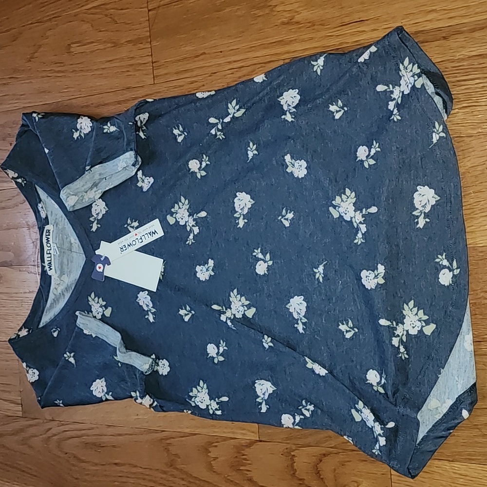 Women's Short Sleeve Rolled Cuff T Shirt Small